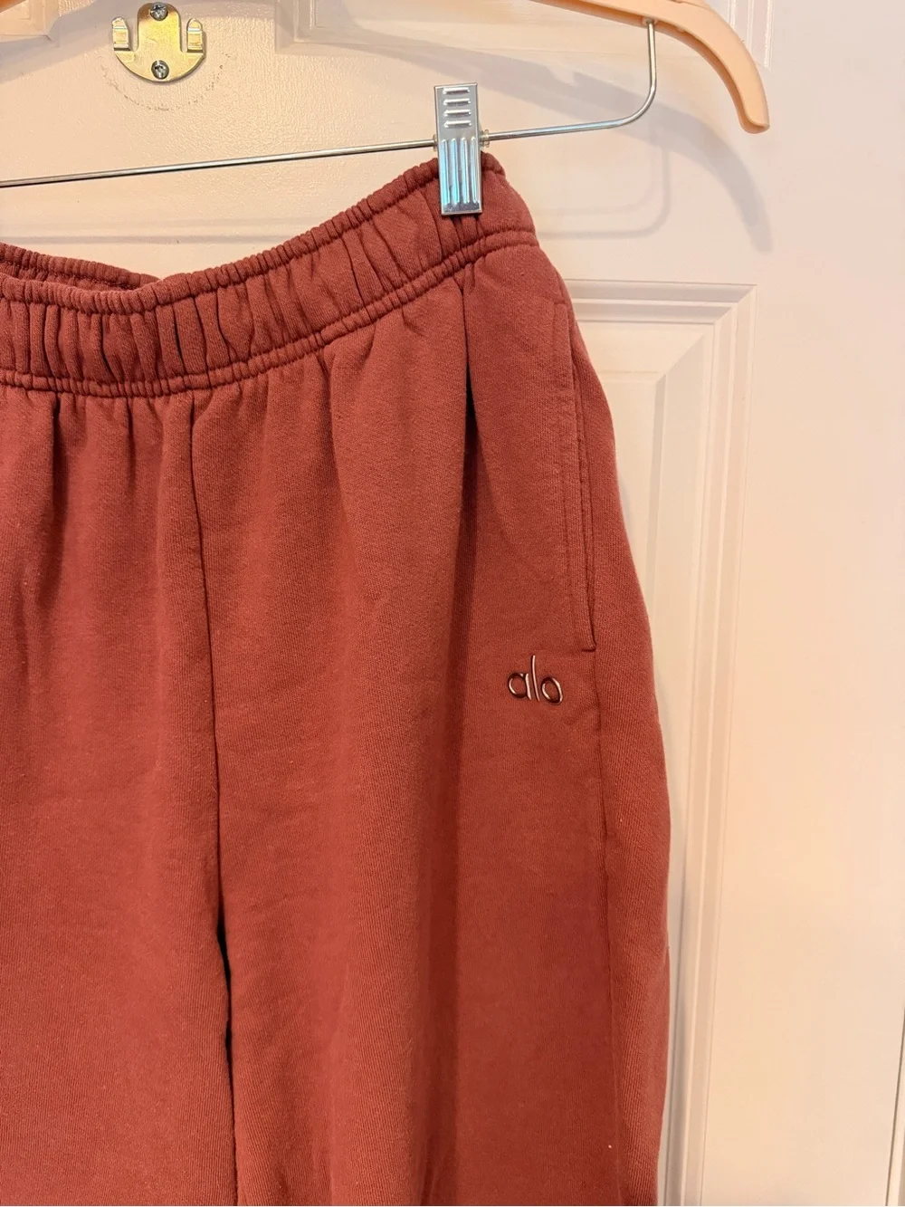 ALO Yoga Accolade Straight Leg Sweatpants in Burgundy Truffle size small
